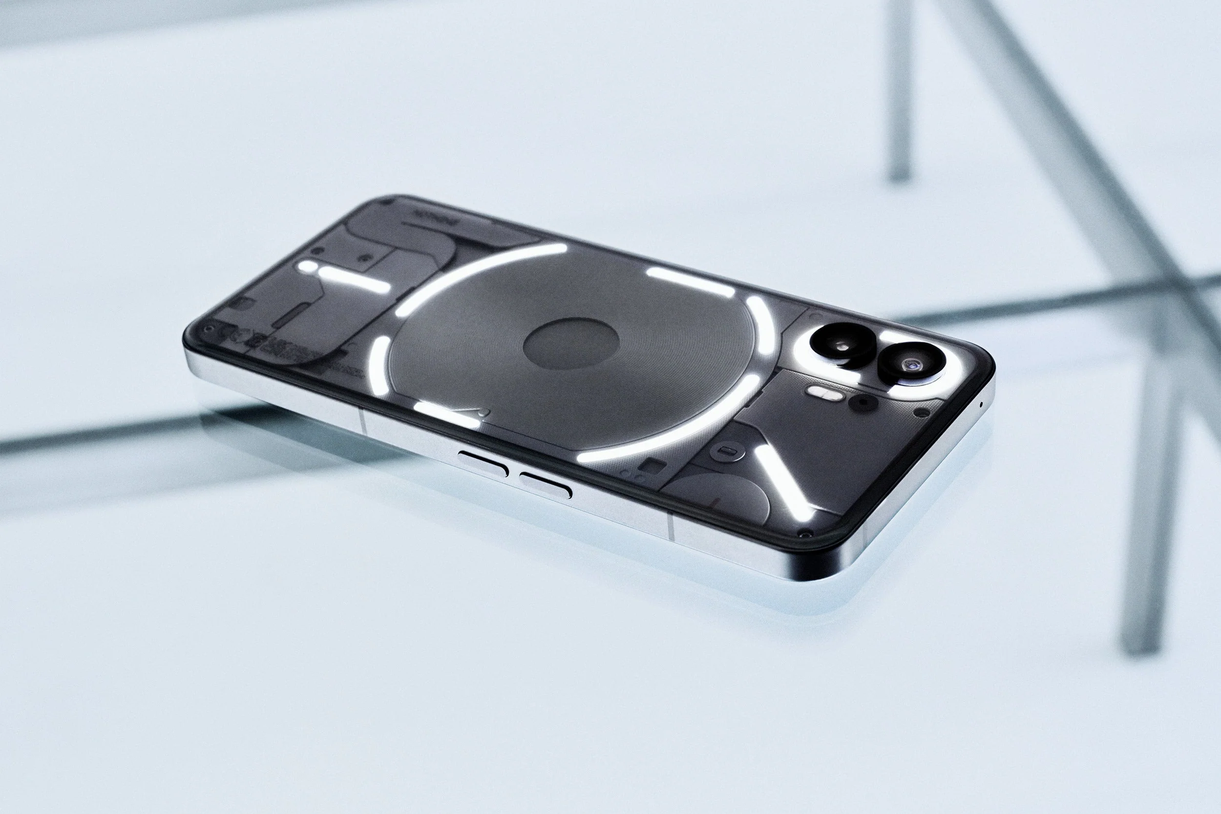 Nothing Phone(2)発表。弱小メーカー参入の難しさ。