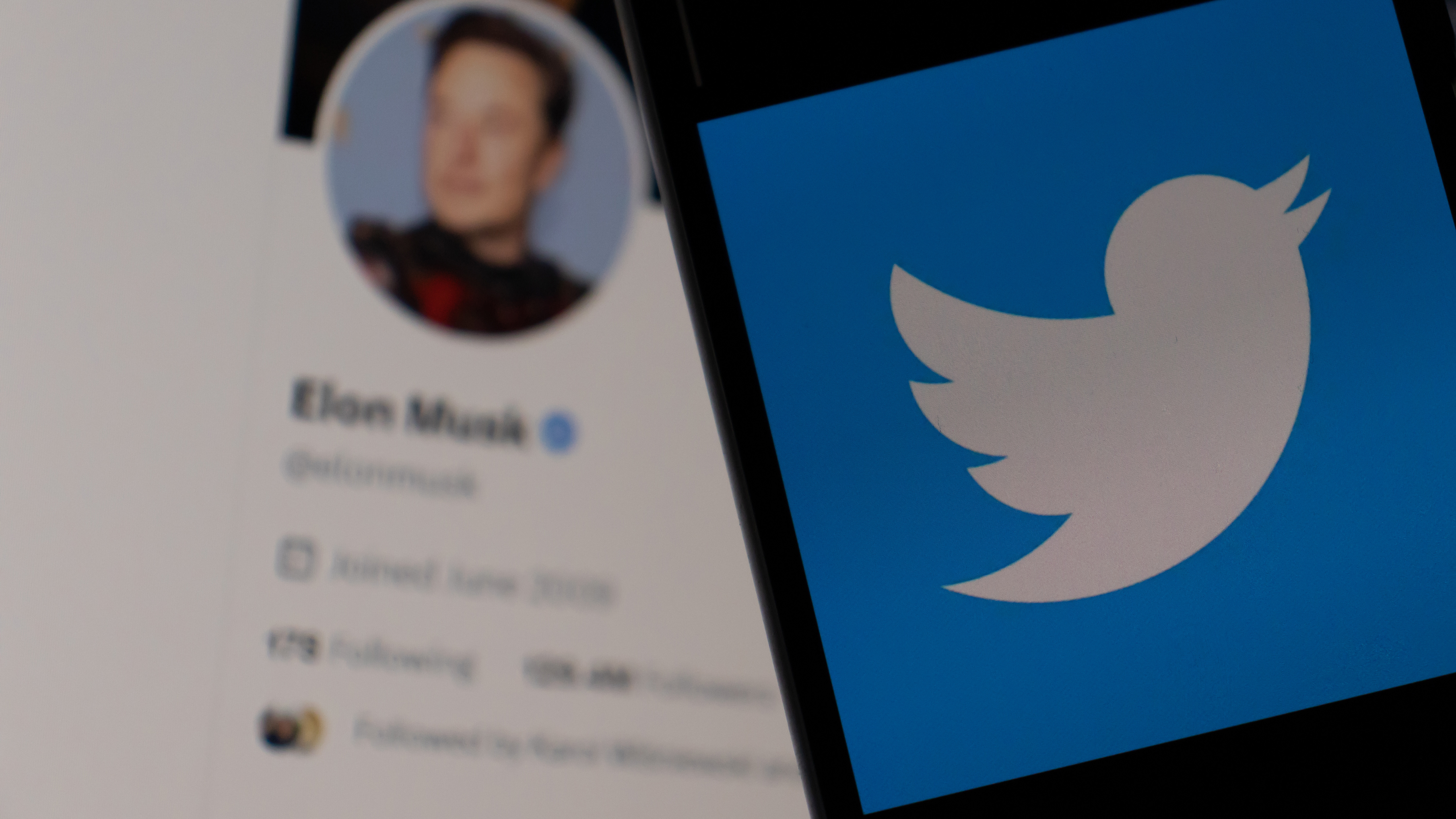 Elon MuskのTwitterアカウントとTwitterのロゴ