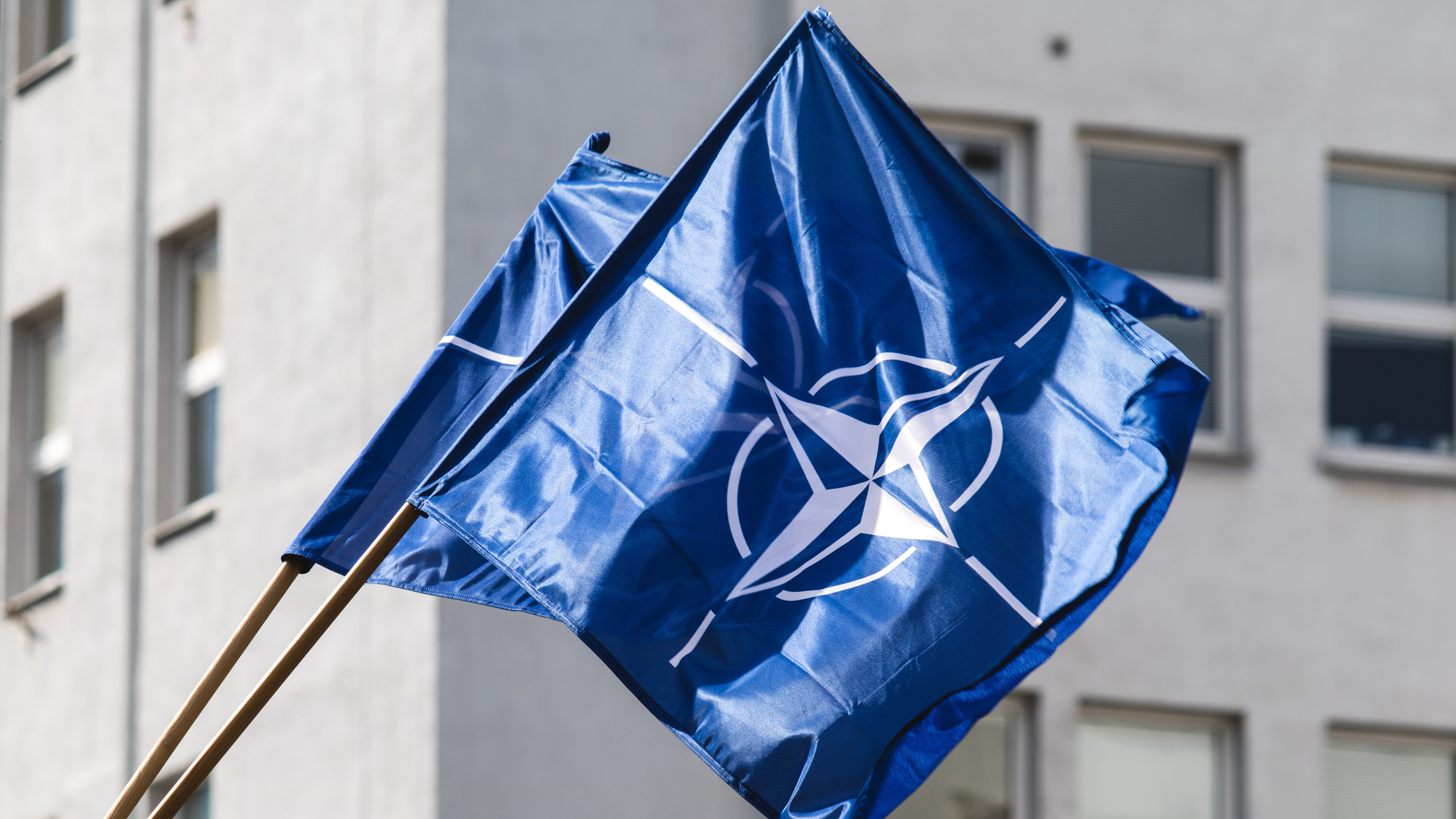 ポーランドのグディニアで風になびくNATO旗
