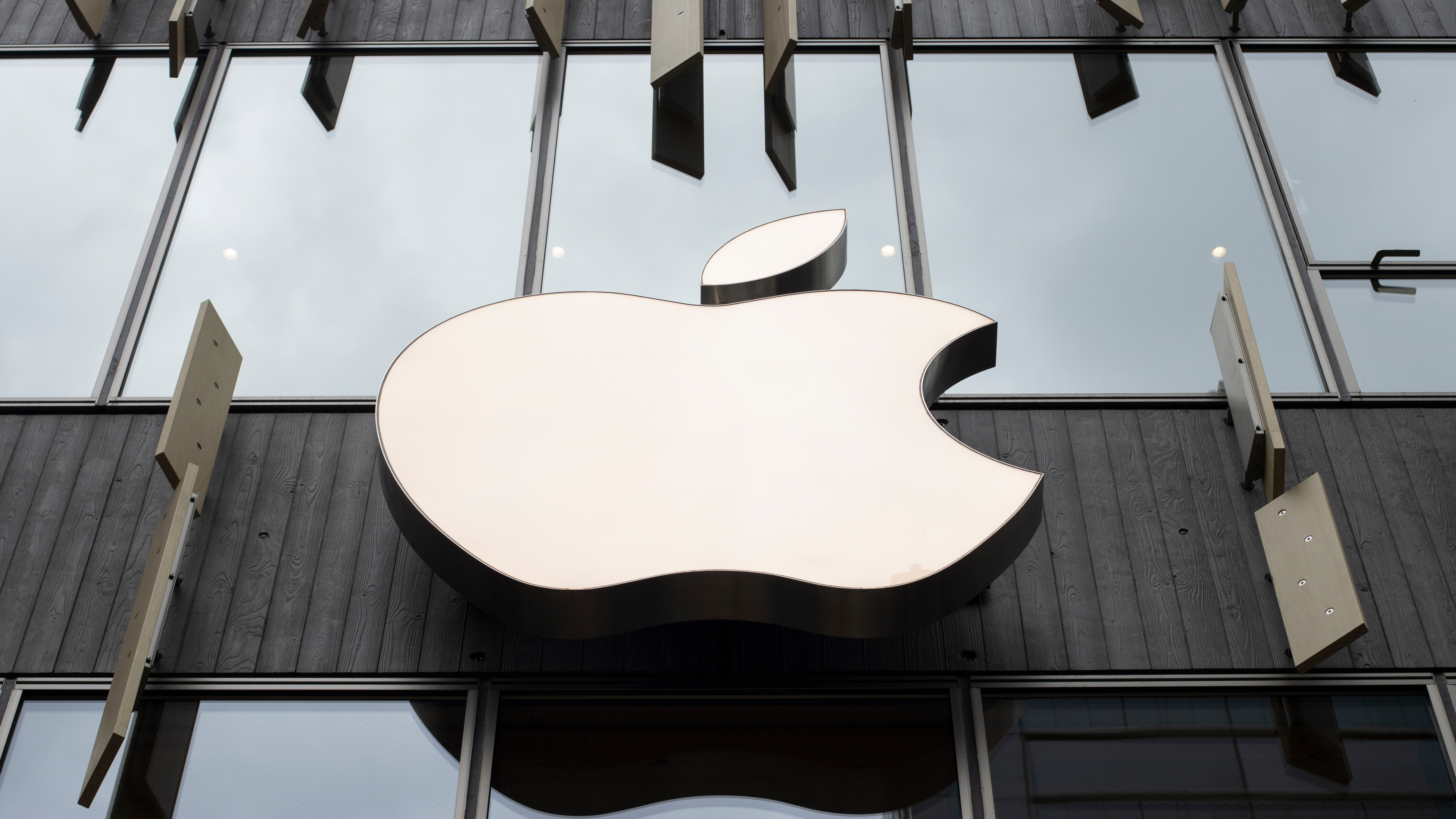 東京のアップル銀座店に掲げられたアップルのロゴ。アップル社は、カリフォルニア州クパチーノに本社を置くアメリカの多国籍テクノロジー企業。