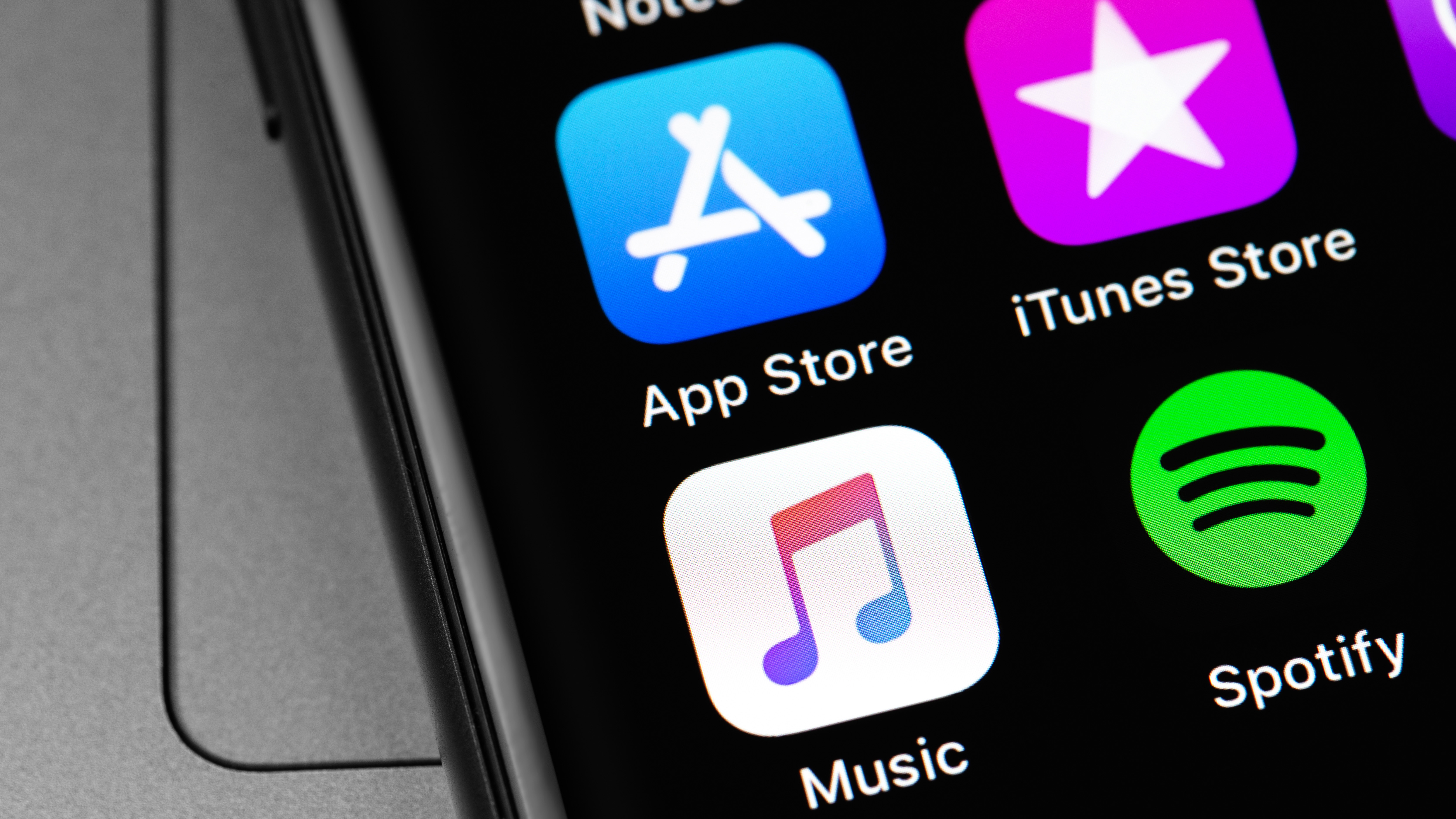 iPhoneの画面にApple MusicとSpotifyのアイコンアプリ。Spotify - オンライン・ストリーミング・オーディオ・サービス。