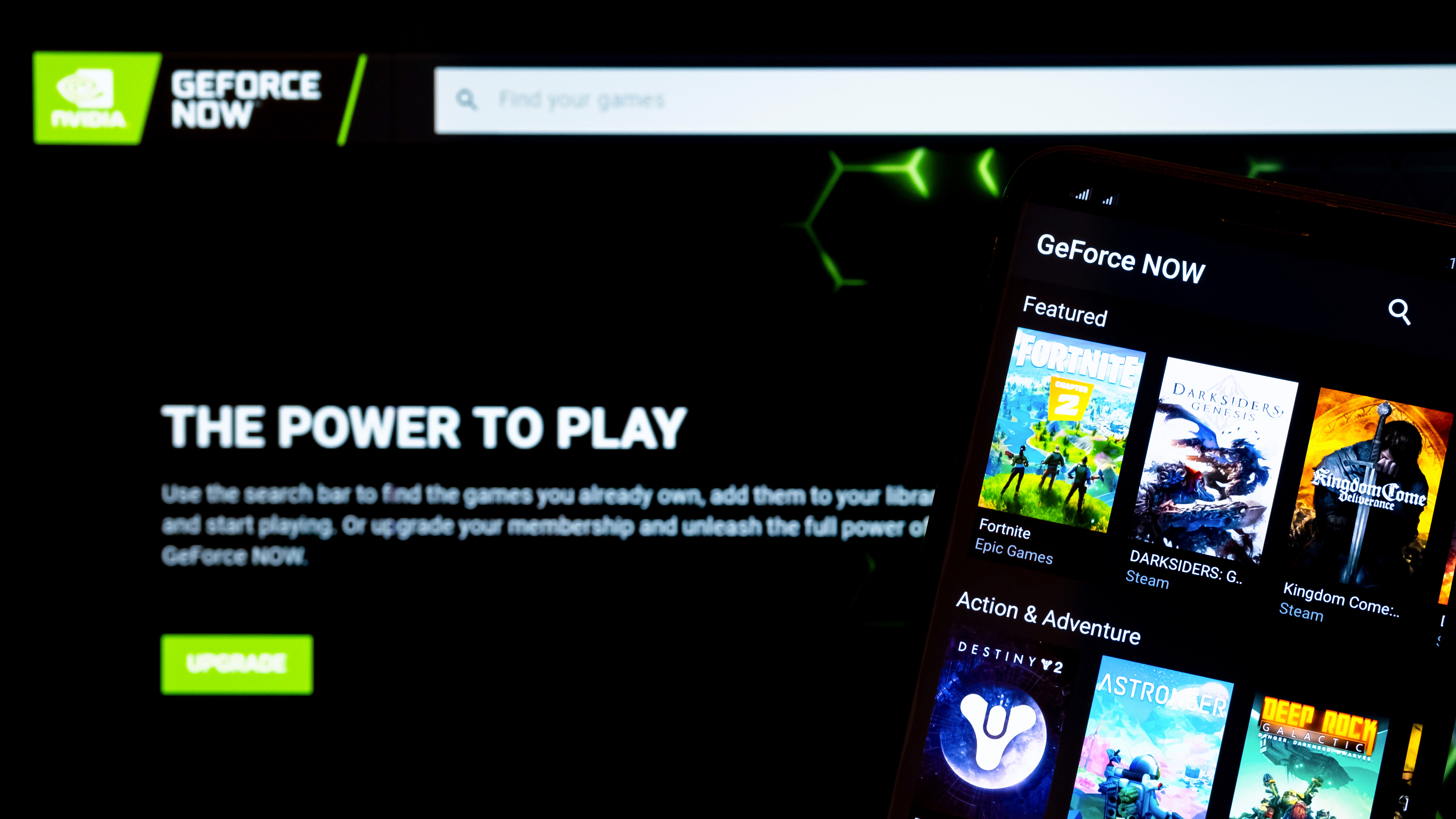 ストーン / イギリス - 2020年2月5日:デスクトップとスマートフォンのGeForce Now。GeForce Nowは、Nvidiaがクラウド・ゲーミング・サービスに使用する新しいプラットフォームで、Google Stadiaの競合となる。