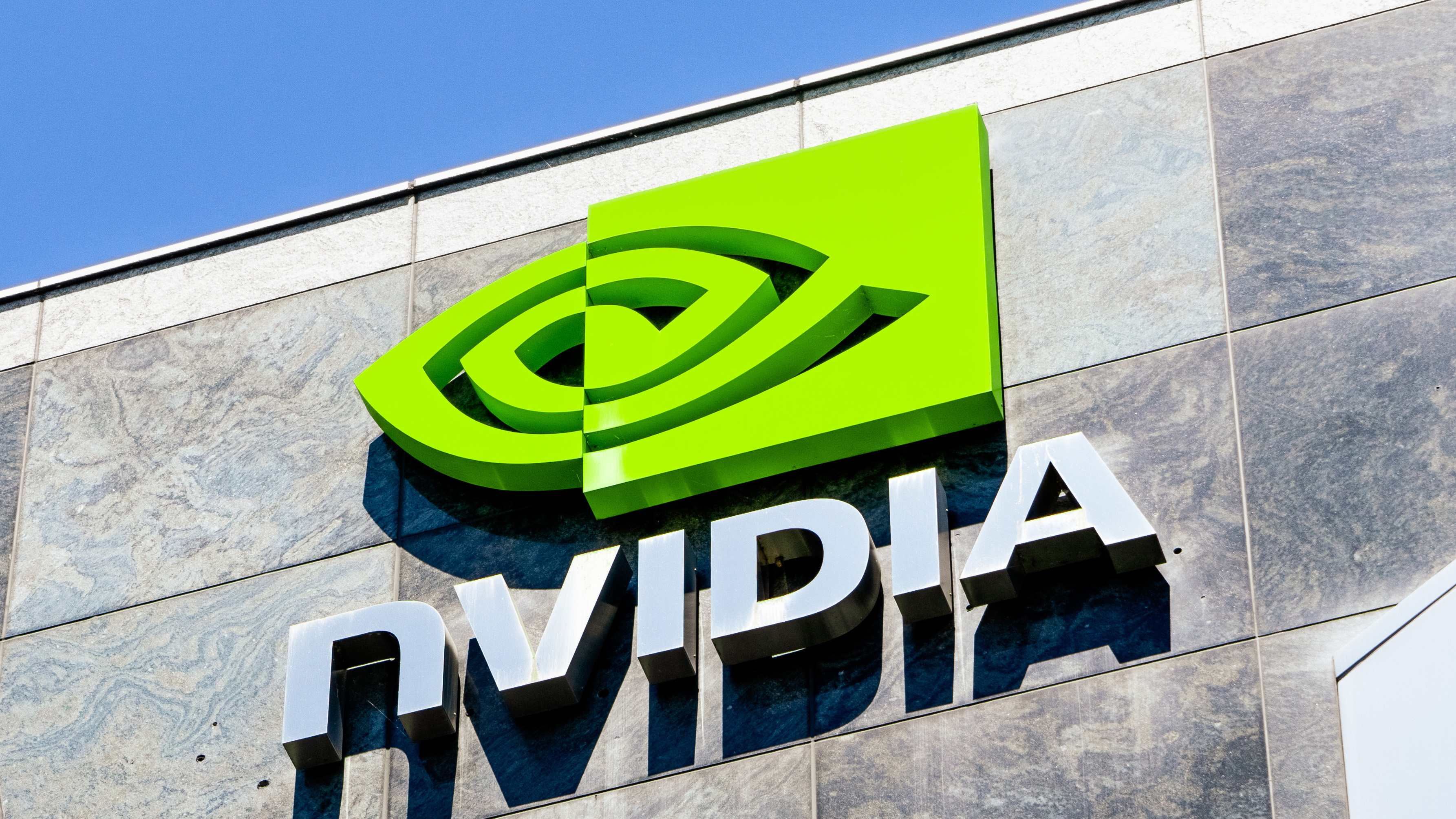 NVIDIA、半導体メーカー世界トップに　インテル抜く