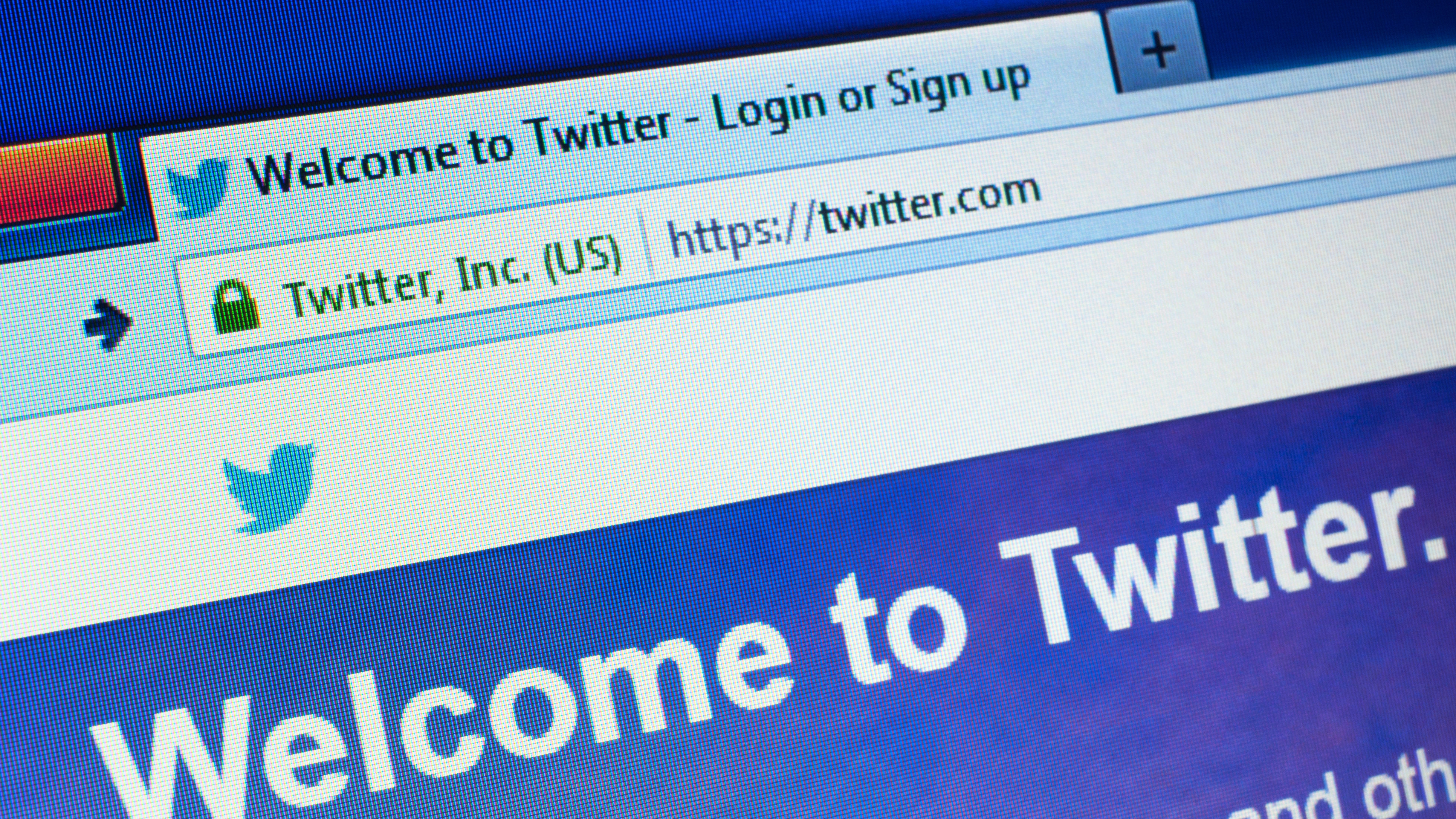 スクリーンに映し出されたTwitter.comのホームページ。Twitterはオンライン・ソーシャル・ネットワーキングおよびマイクロブログ・サービスである。