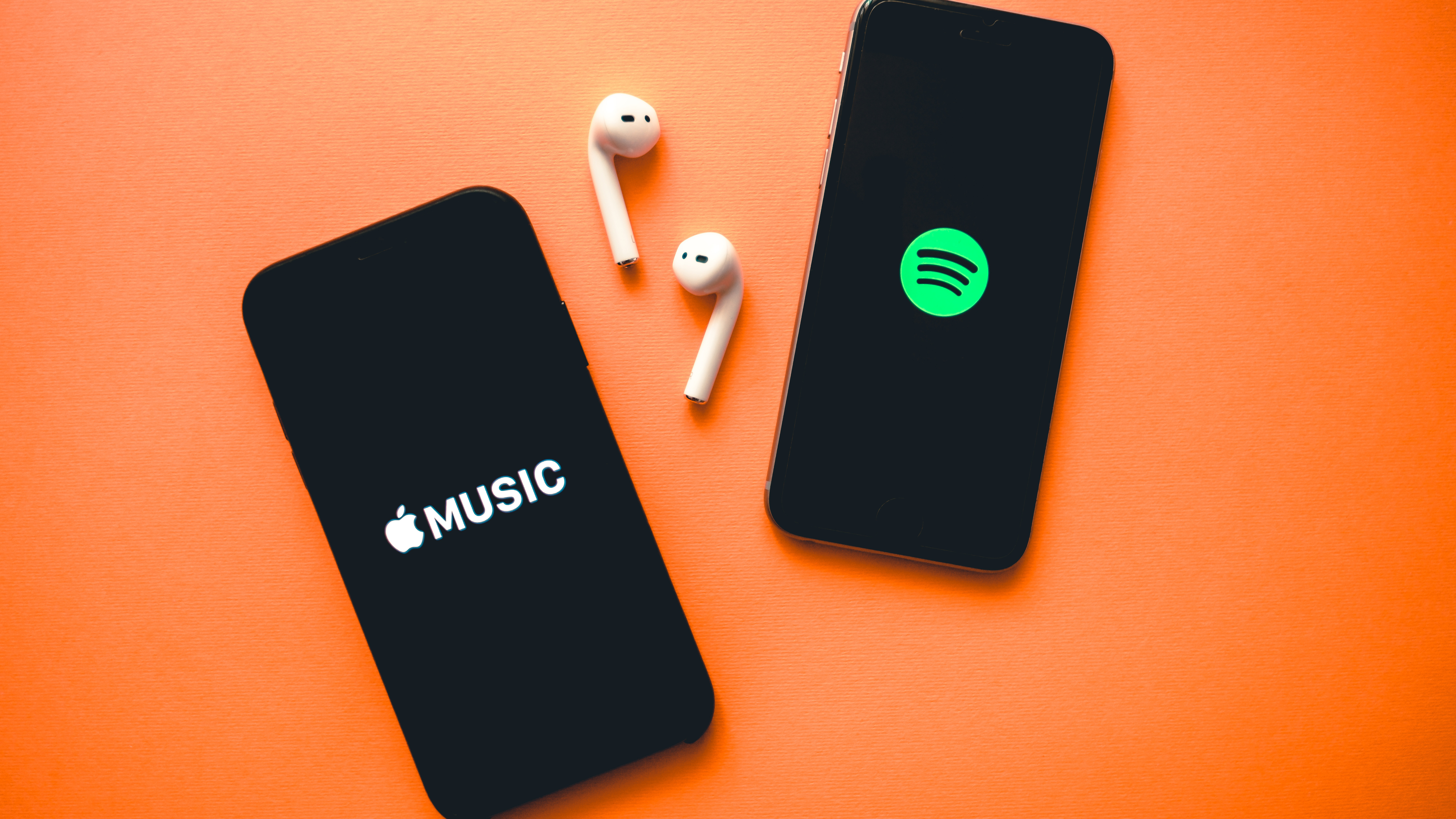 Apple Music アプリと Spotify のスクリーンショット。 Apple Music と Spotify は最も人気のある音楽ストリーミング サービスです。