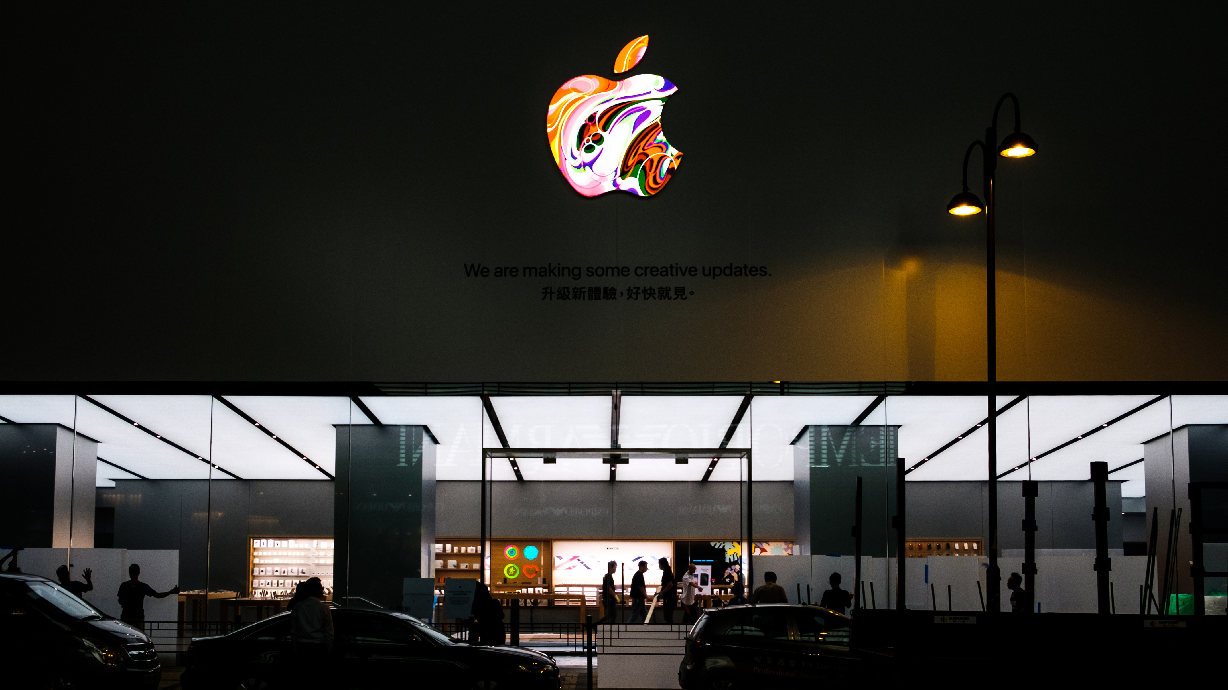 夜の香港の Apple Store ファサードにある Apple ロゴ - 2019 年 11 月