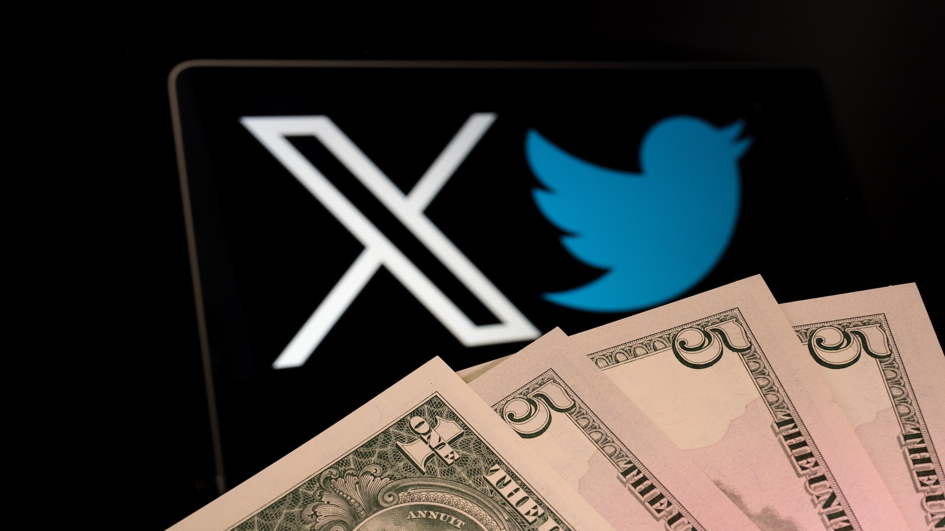 前面に 16 米ドル、ぼやけた X ソーシャル メディア プラットフォームのロゴ (例 Twitter)。 新しいプレミアム サブスクリプション プランのコンセプト。 イギリス、スタッフォード、2023 年 10 月 29 日