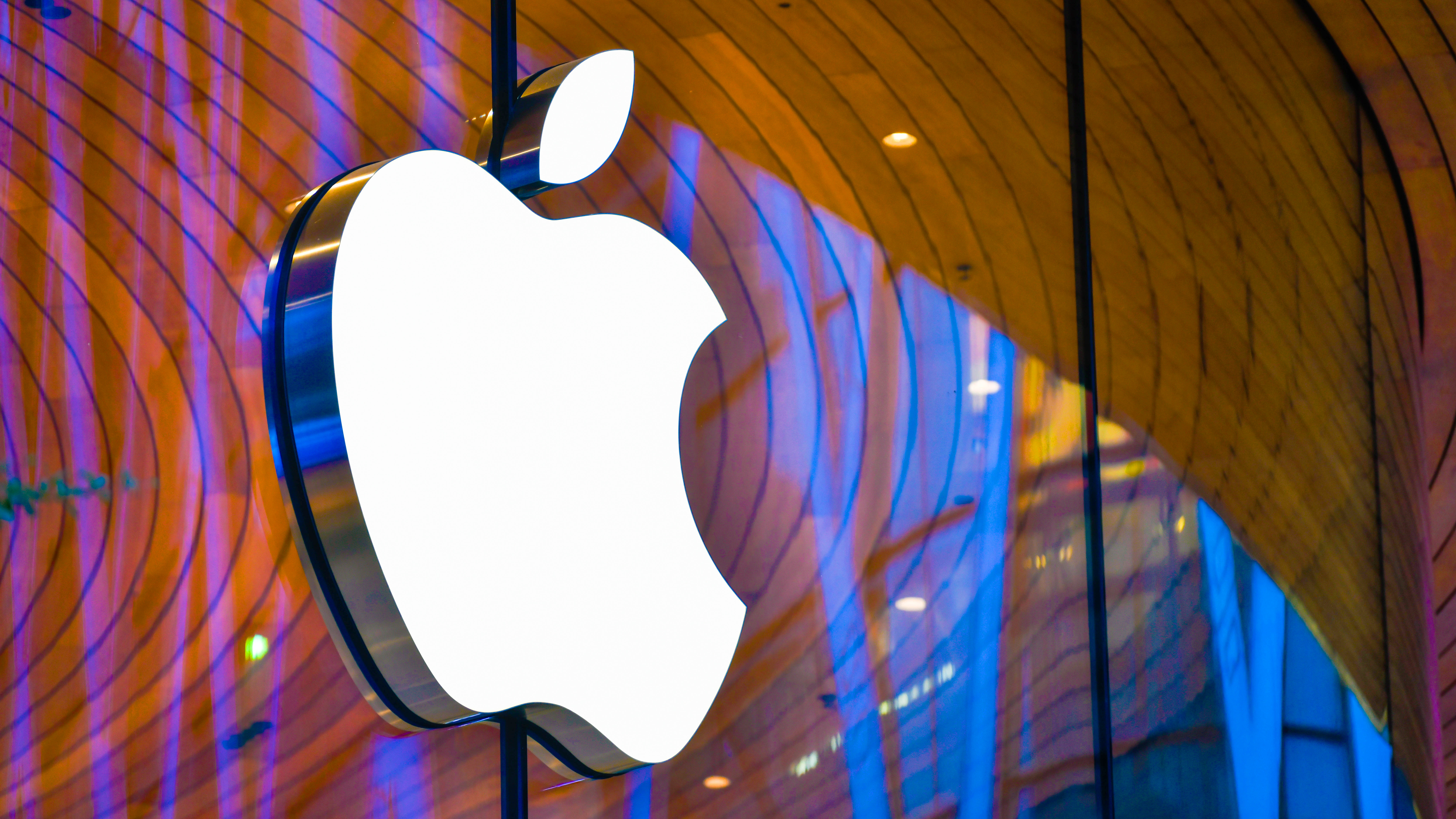 2022 年 11 月 12 日: アップル ストア セントラル ワールドのアップル ストアの建物のアップル ロゴ ブランド ネオンサイン アイコン