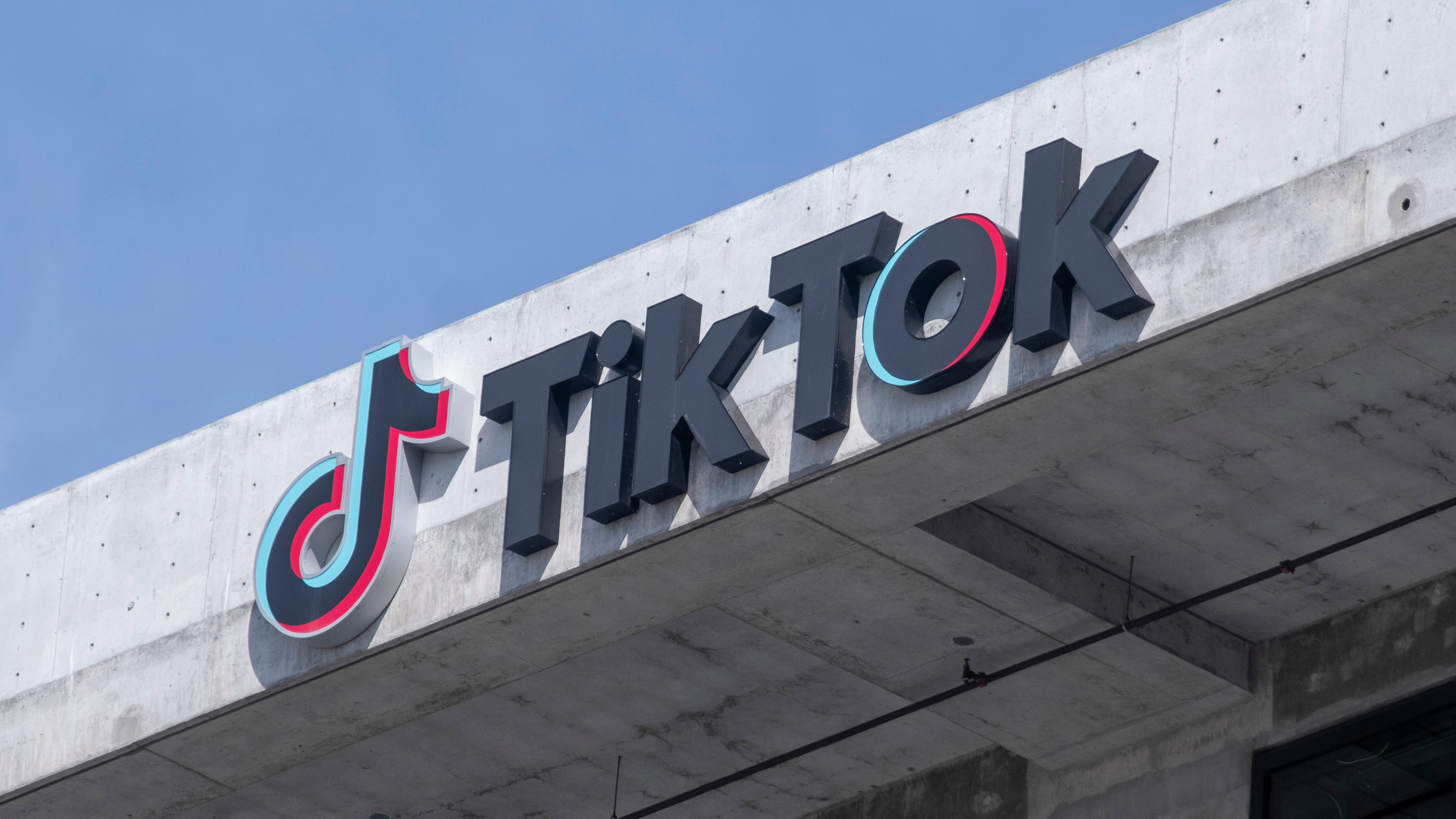2024年3月13日に米国カリフォルニア州カルバーシティのTikTok Inc.本社ビルにTikTokの看板を掲示しました。