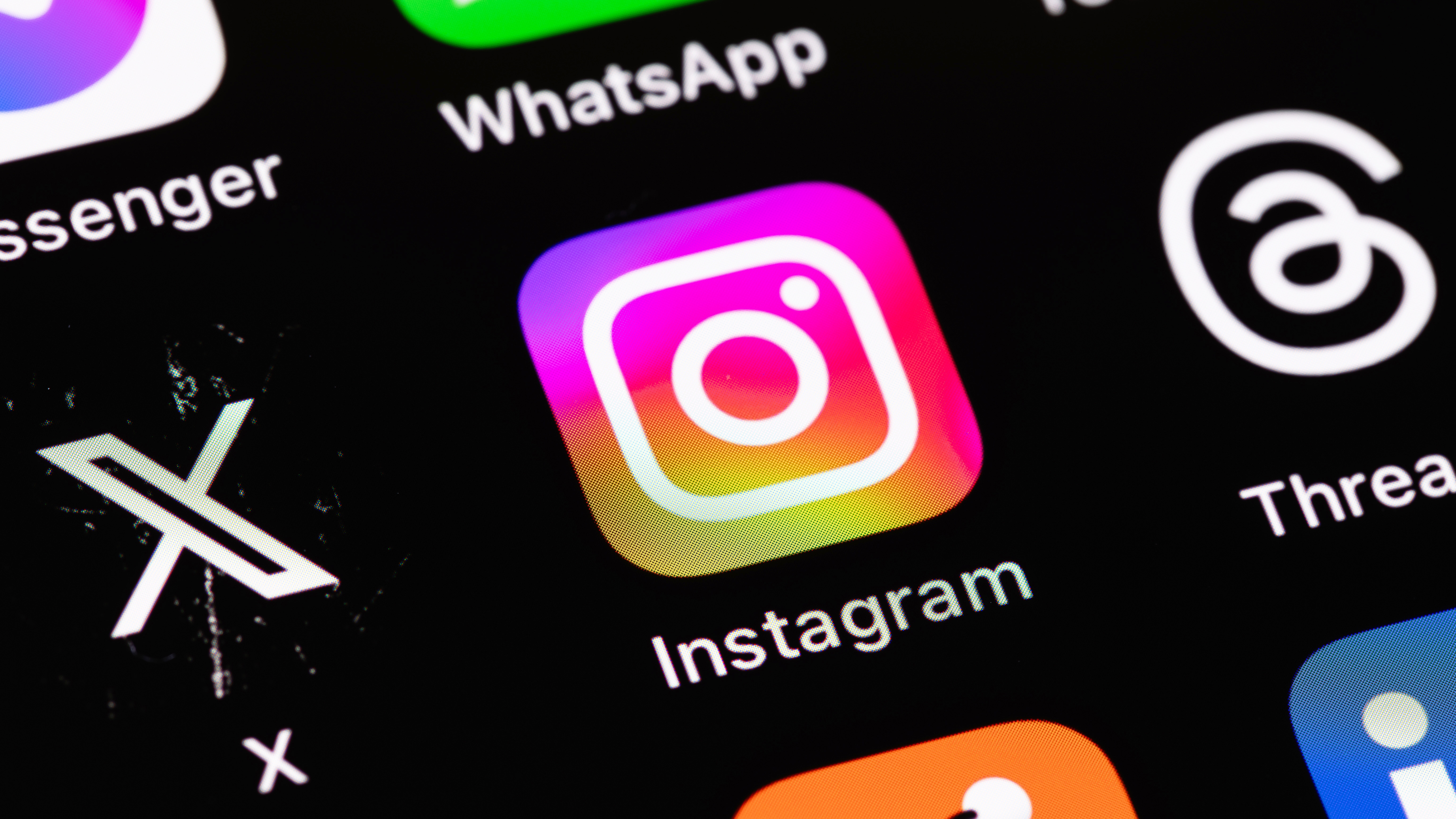 Instagram、画面にモバイルアプリをスレッド化しますスマートフォンのiPhoneの接写。Instagramはスマートフォン向けの写真共有アプリです。ジョージア州バトゥミ - 2023年12月3日