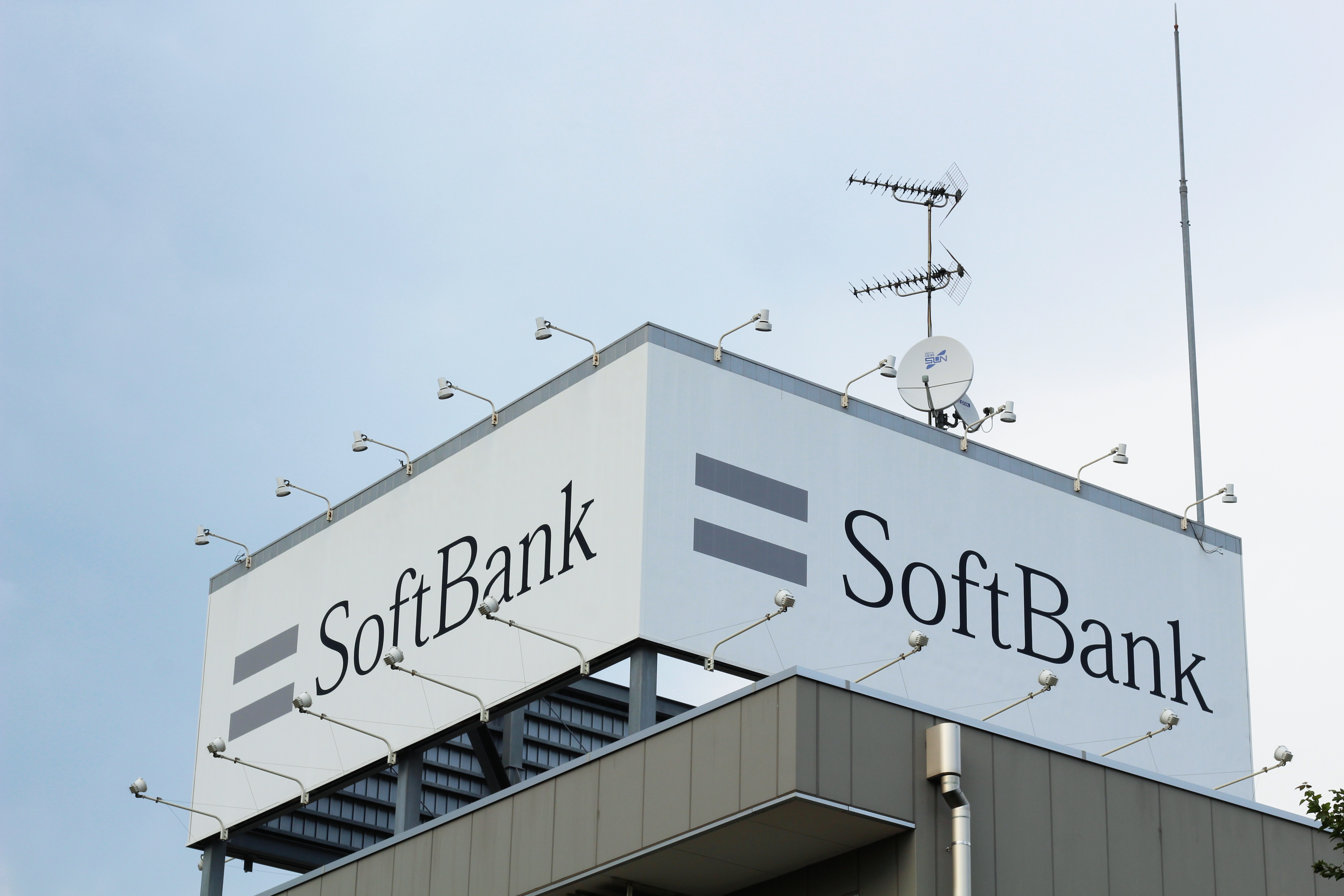 日本、千葉 - 2018年8月29日:千葉市稲毛区にある日本の通信会社ソフトバンクの支店の屋根に貼られた広告。