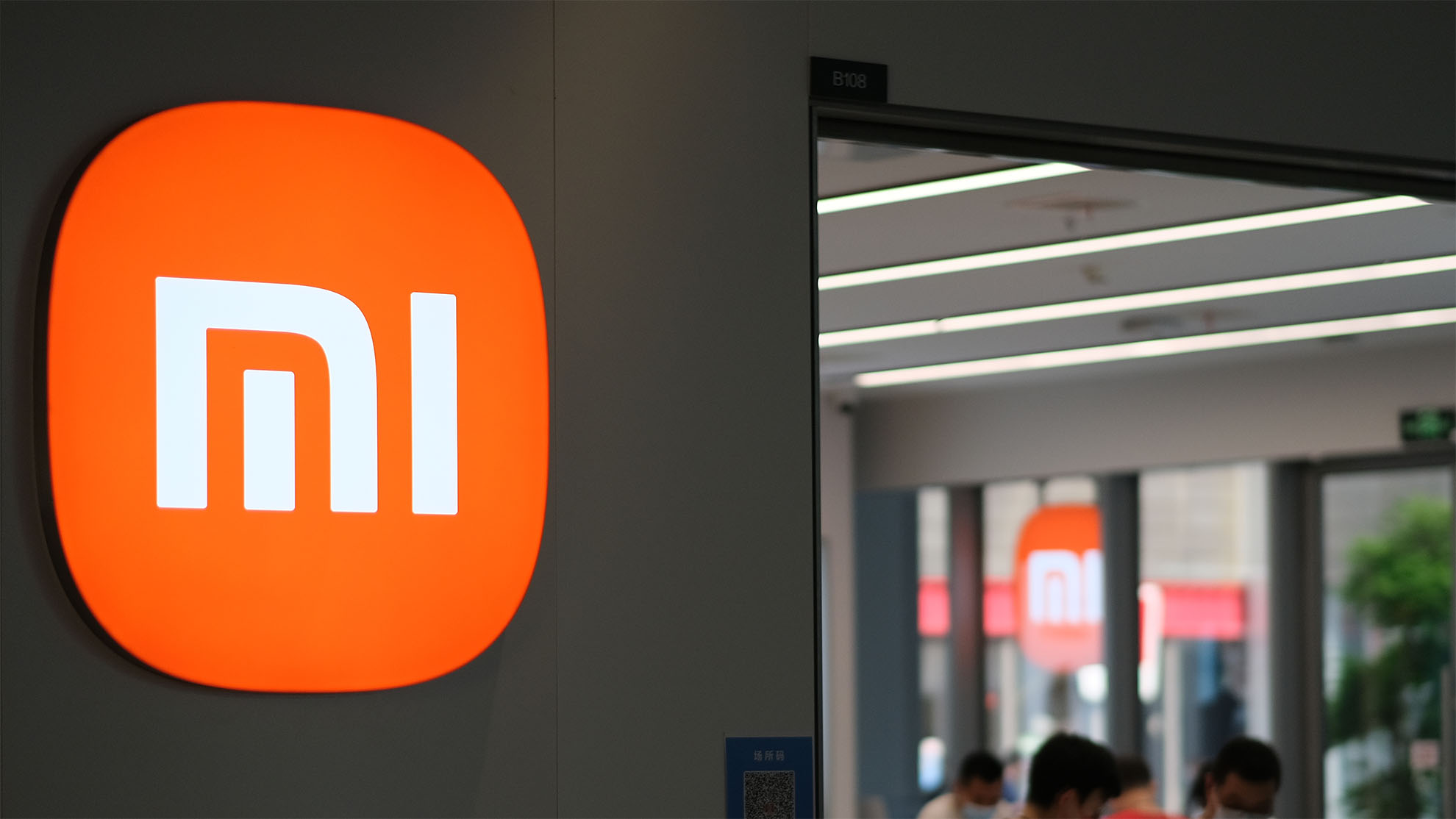 中国上海 – 2022年8月13日： xiaomi小売店のロゴを閉じて、店の顧客をぼかす。小米は、中国のエレクトロニクス企業